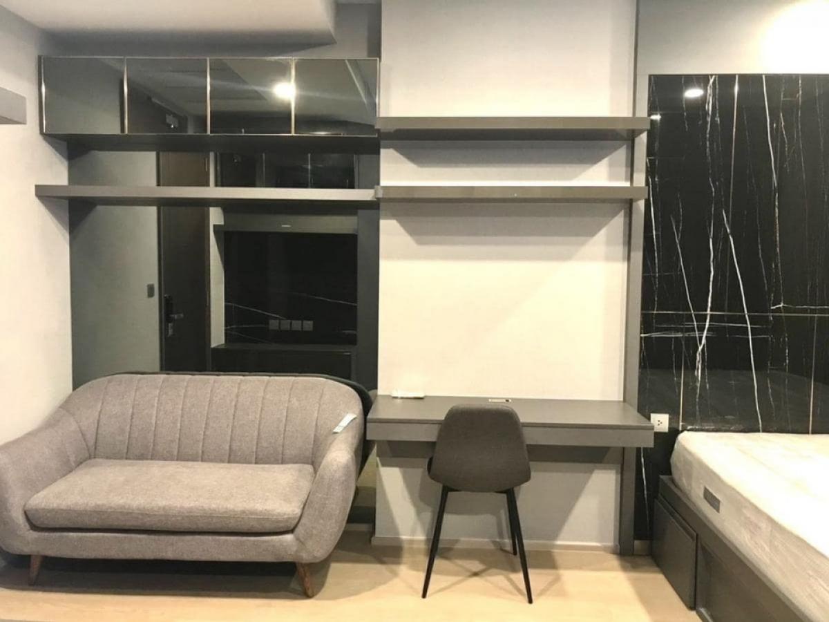 For RentCondoSiam Paragon ,Chulalongkorn,Samyan : For rent: Ashton Chula-Silom Condo, next to Chula University, MRT Sam Yan, 190 meters - Studio size 25 sq m, 38th floor, built-in room - complete electrical appliances, TV, refrigerator, washing machine - rental price 21,000 baht/month - interested 065226
