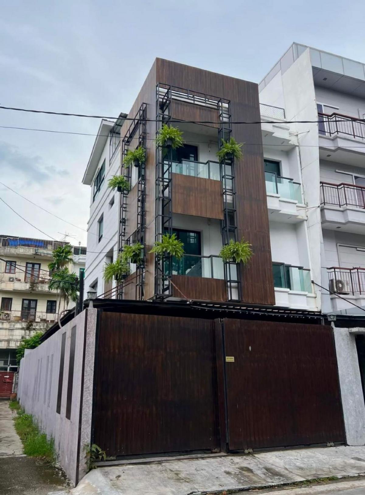 For RentTownhomeSapankwai,Jatujak : Townhome forrent, 4 floors, Ari, Saphan Khwai area, beautiful corner house ✍️💸🎊