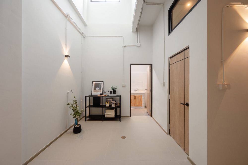 ขายทาวน์โฮมสาทร นราธิวาส : Townhome 3 ชั้นครึ่งสไตล์ Modern Minimal รีโนเวทใหม่  by roommaker 3 นอน 3 น้ำ พร้อมรับประกัน 3 เดือน Tell&Line : 0939256422