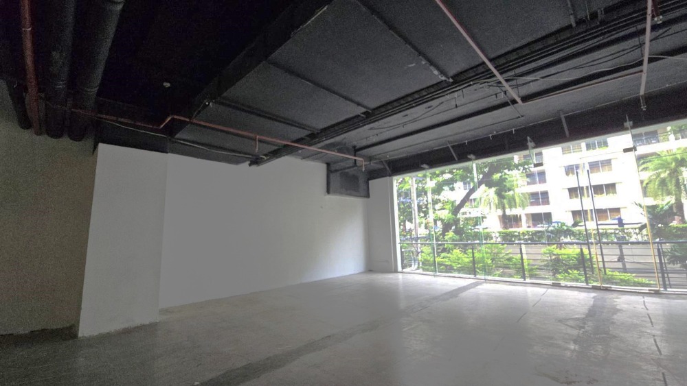 For RentRetail SpaceSukhumvit, Asoke, Thonglor : Shop for rent in the heart of Thonglor with parking 通罗中心位置的商店租赁，有停车位哦！