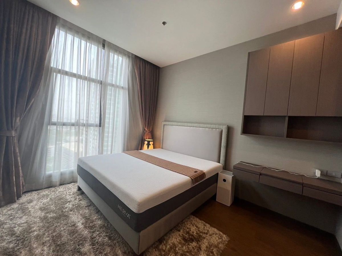 ให้เช่าคอนโดสาทร นราธิวาส : ติด BTS 0 เมตร! Diplomat 2 ห้องนอน 75 ตรม. ราคา 59k/mo สนใจติดต่อ 065-242-6835 คุณกิ๊ฟ