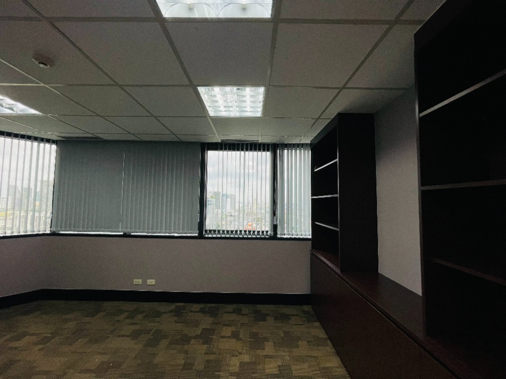 For RentOfficeRatchadapisek, Huaikwang, Suttisan : Office area for rent at Ratchadaphisek Olympia Thai Tower Olympia Thai Tower, 21st floor, 229 sqm.178,620 baht/month 