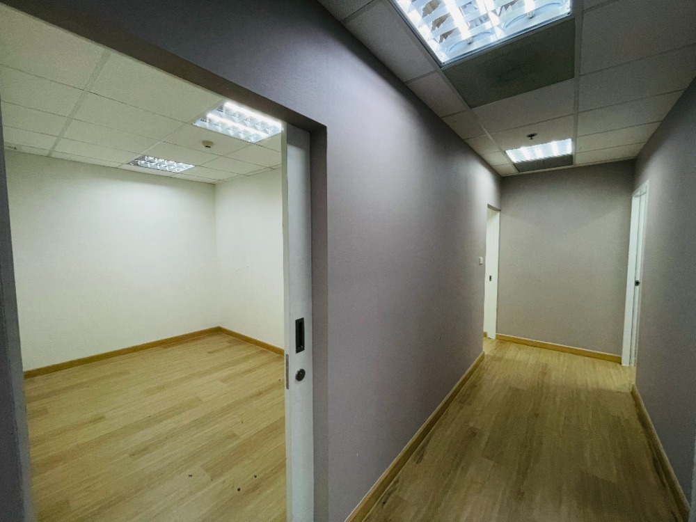 For RentOfficeRatchadapisek, Huaikwang, Suttisan : Office area for rent at Ratchadaphisek Olympia Thai Tower Olympia Thai Tower, 21st floor, 229 sqm.178,620 baht/month 