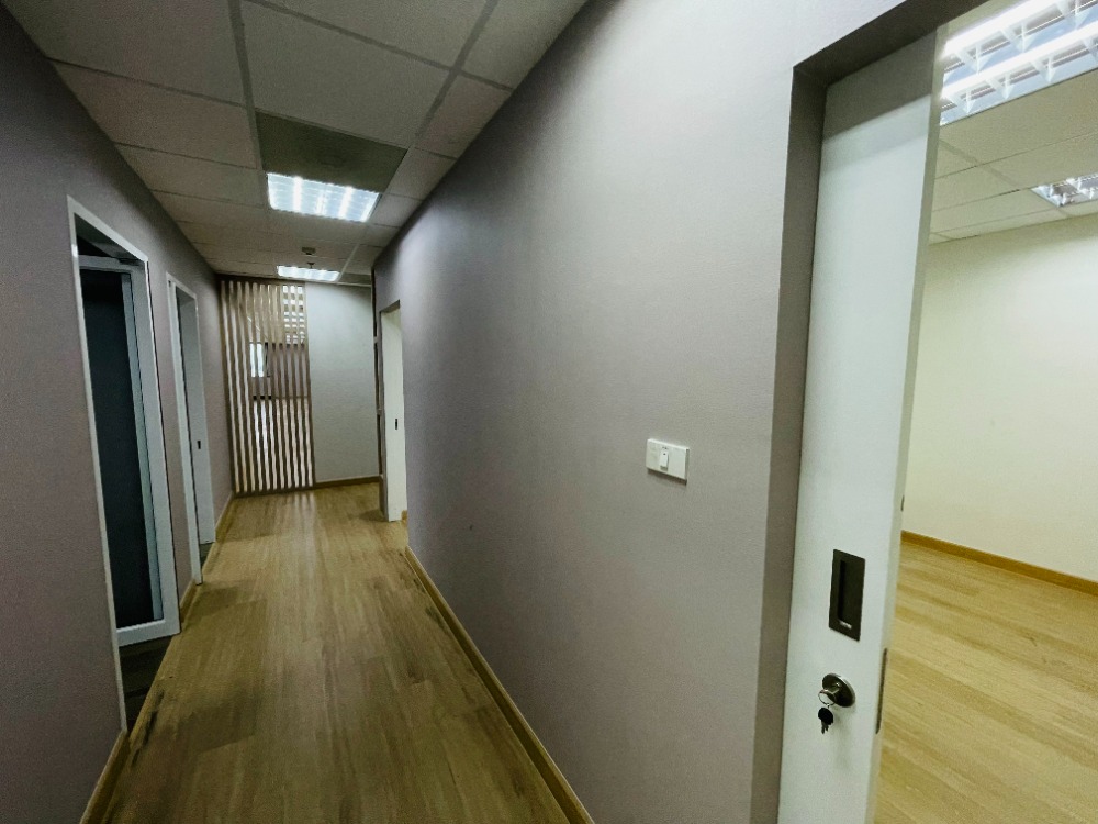 For RentOfficeRatchadapisek, Huaikwang, Suttisan : Office area for rent at Ratchadaphisek Olympia Thai Tower Olympia Thai Tower, 21st floor, 229 sqm.178,620 baht/month 