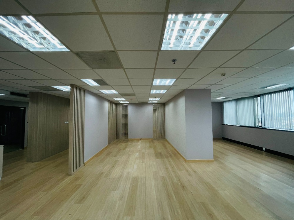 For RentOfficeRatchadapisek, Huaikwang, Suttisan : Office area for rent at Ratchadaphisek Olympia Thai Tower Olympia Thai Tower, 21st floor, 229 sqm.178,620 baht/month 