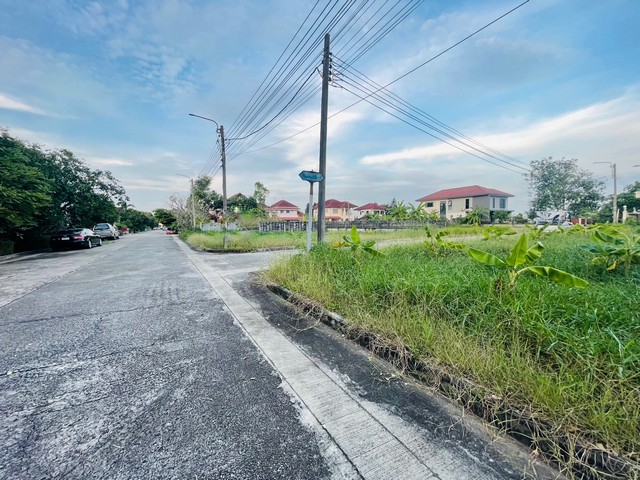 For SaleLandYothinpattana,CDC : Land for sale, corner plot, road access on 2 sides, area 78.8 sq m, Panya Lake Home Village, Nimit Mai 28, the environment within the project is quiet, clean, the road is quite wide.