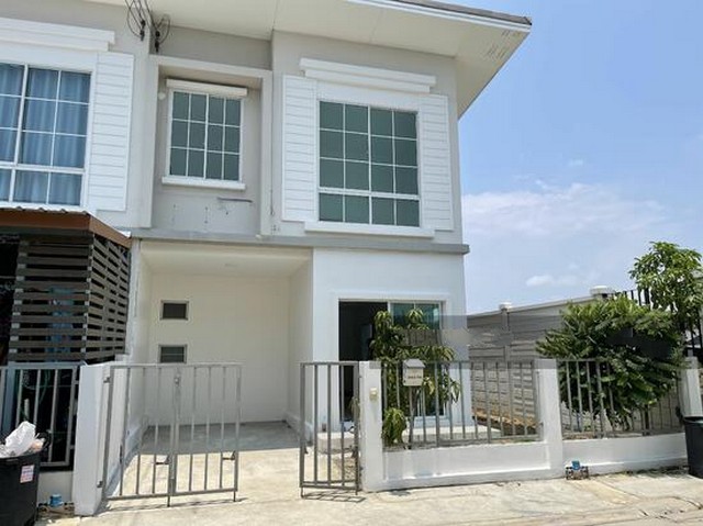 For SaleTownhomeSamut Prakan,Samrong : For sale: 2-storey townhouse, Jcity Sukhumvit-Phraeksa, 4 bedrooms, 2 bathrooms, the front of the house faces south, next to the project fence.