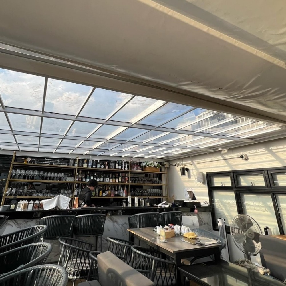 For RentRetail SpaceSukhumvit, Asoke, Thonglor : Rooftop space for RENT with fully furnished in Sukhumvit Soi 2