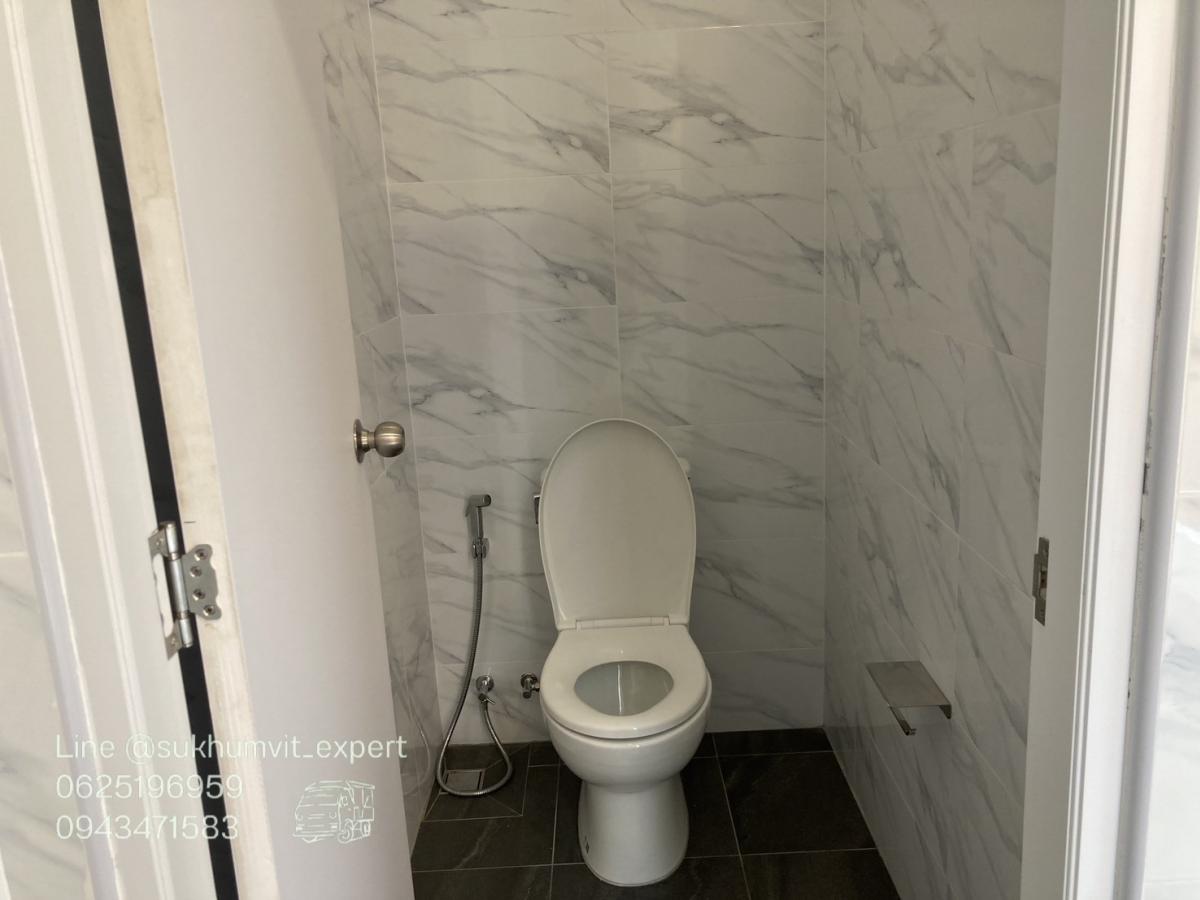 For RentRetail SpaceSukhumvit, Asoke, Thonglor : BTS Asoke, empty space for rent for a shop, 66 square meters, good location, can be made into a glass room, cute cafe, has a private bathroom