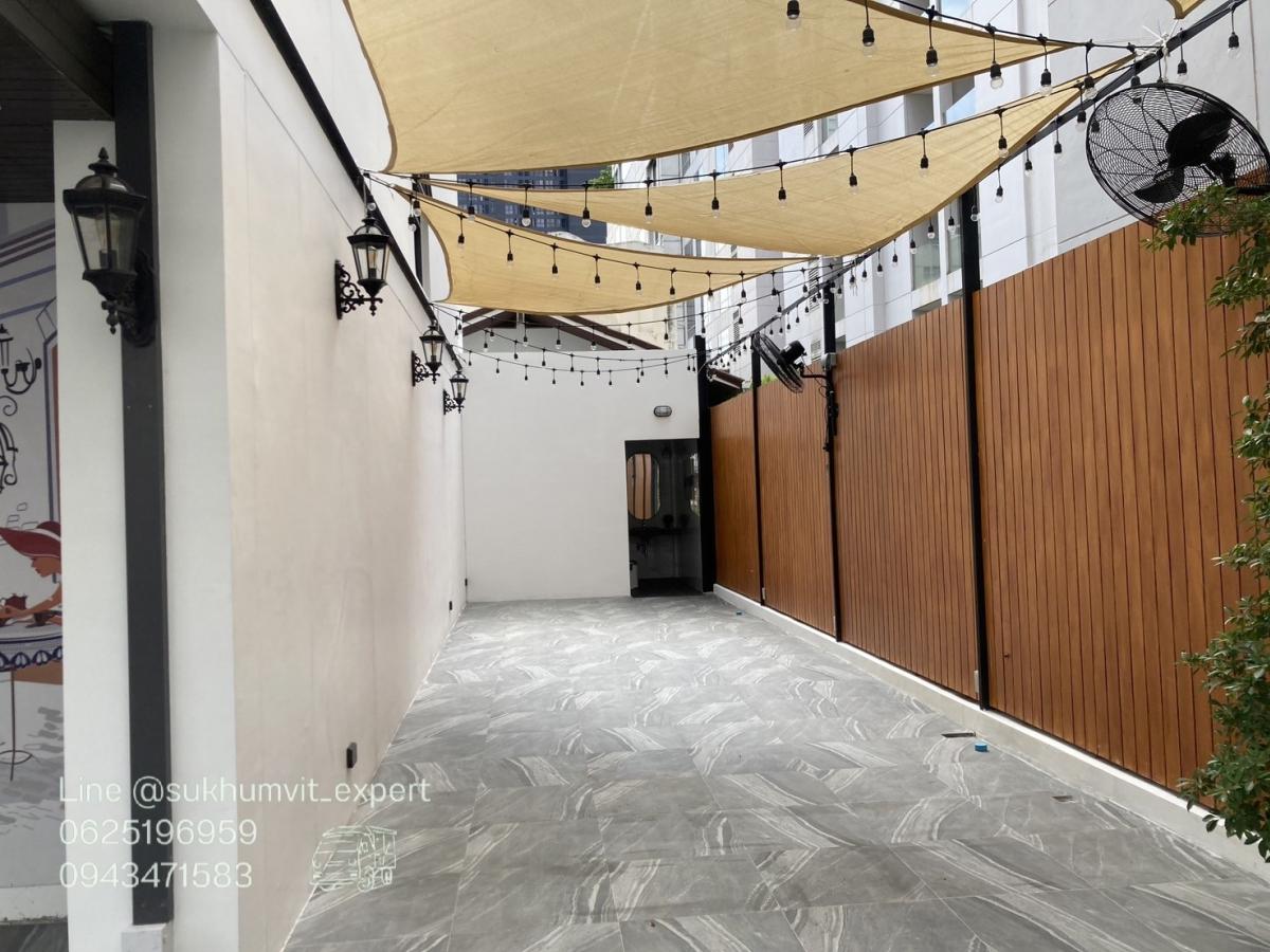 For RentRetail SpaceSukhumvit, Asoke, Thonglor : BTS Asoke, empty space for rent for a shop, 66 square meters, good location, can be made into a glass room, cute cafe, has a private bathroom