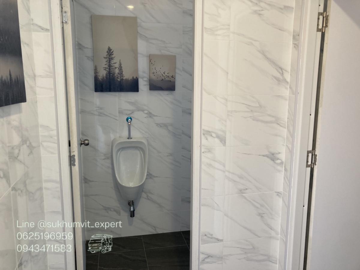 For RentRetail SpaceSukhumvit, Asoke, Thonglor : BTS Asoke, empty space for rent for a shop, 66 square meters, good location, can be made into a glass room, cute cafe, has a private bathroom