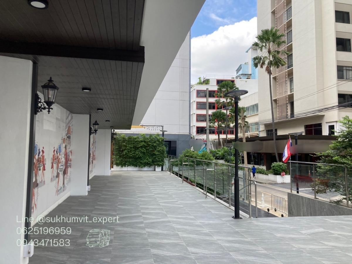 For RentRetail SpaceSukhumvit, Asoke, Thonglor : BTS Asoke, empty space for rent for a shop, 66 square meters, good location, can be made into a glass room, cute cafe, has a private bathroom