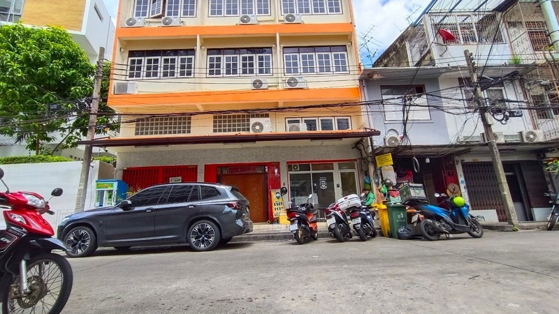 For SaleShop HouseYaowarat, Banglamphu : For sale: 3 shophouses, area 28 sq m, accommodation with rental rooms, on Soi Nak Bamrung Road, Bangkok. The building is on the roadside, convenient for travel.