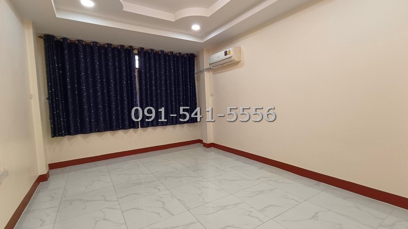For SaleShop HouseYaowarat, Banglamphu : For sale: 3 shophouses, area 28 sq m, accommodation with rental rooms, on Soi Nak Bamrung Road, Bangkok. The building is on the roadside, convenient for travel.