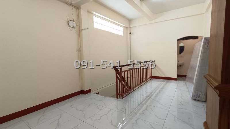 For SaleShop HouseYaowarat, Banglamphu : For sale: 3 shophouses, area 28 sq m, accommodation with rental rooms, on Soi Nak Bamrung Road, Bangkok. The building is on the roadside, convenient for travel.