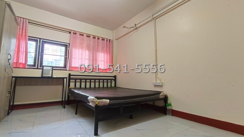 For SaleShop HouseYaowarat, Banglamphu : For sale: 3 shophouses, area 28 sq m, accommodation with rental rooms, on Soi Nak Bamrung Road, Bangkok. The building is on the roadside, convenient for travel.