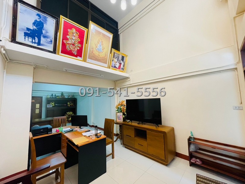 For SaleShop HouseYaowarat, Banglamphu : For sale: 3 shophouses, area 28 sq m, accommodation with rental rooms, on Soi Nak Bamrung Road, Bangkok. The building is on the roadside, convenient for travel.