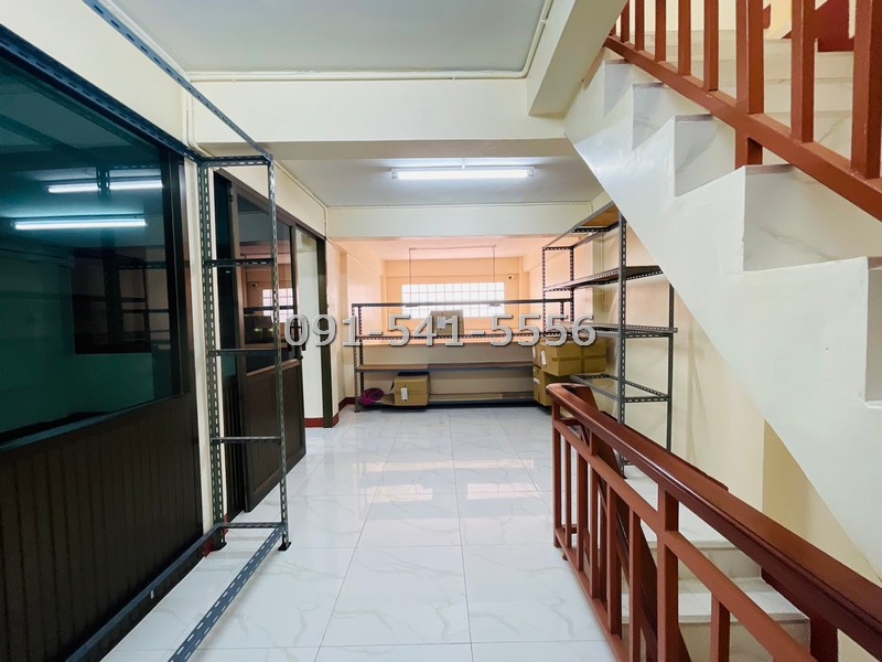 For SaleShop HouseYaowarat, Banglamphu : For sale: 3 shophouses, area 28 sq m, accommodation with rental rooms, on Soi Nak Bamrung Road, Bangkok. The building is on the roadside, convenient for travel.