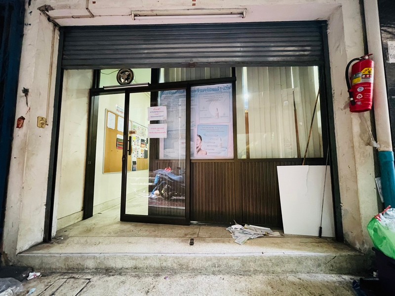 For SaleShop HouseYaowarat, Banglamphu : For sale: 4-storey shophouse with roof terrace, size 14.4 sq m, Ratchawong Road, Sampeng, Bangkok, very good location, near Sampeng Market, many shops and restaurants.