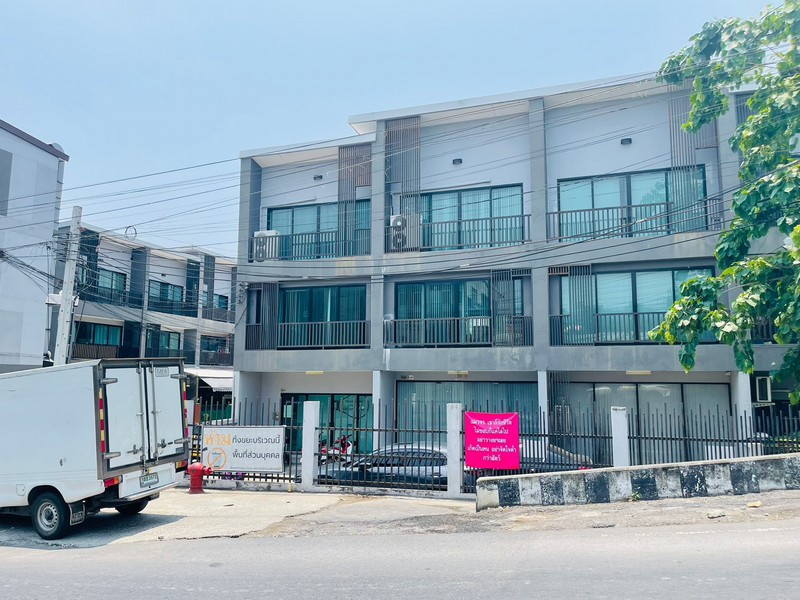 For SaleShop HouseYothinpattana,CDC : For sale, lease, commercial building, Ramkhamhaeng 21, near expressway entrance/exit, 3-storey shophouse, 4 units, area 154 sq m.