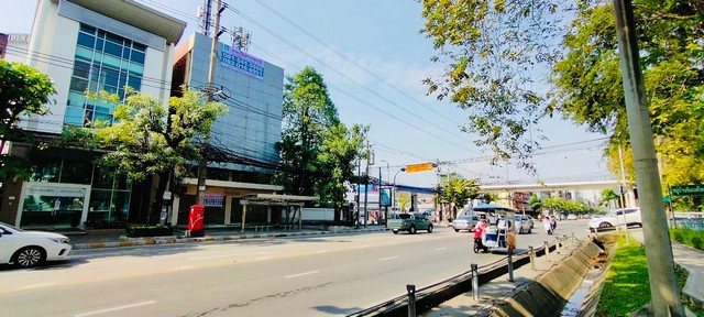 For SaleShop HouseBang Sue, Wong Sawang, Tao Pun : For sale: 4.5-storey building with roof terrace, house and land attached to the building, very good location on Prachachuen Road, convenient transportation