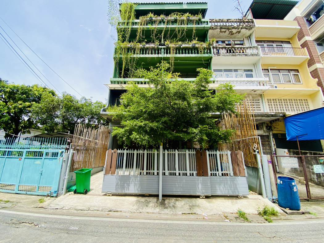 For SaleShop HouseRamkhamhaeng, Hua Mak : For sale: Commercial building near BTS, Ramkhamhaeng 52, usable area 593 sq m, size 50.5 sq wa, Huamark 2