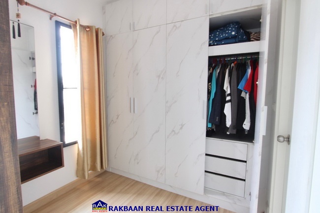 ขายทาวน์โฮมปทุมธานี รังสิต ธรรมศาสตร์ : ขายพฤกษาวิลล์ 111 รังสิต - เวิร์คพอยท์ หลังมุม (ราคาพิเศษต่ำกว่าทุน) 24.5 ตร.ว. 4 นอน ต่อเติมครัว พร้อมอยู่ ของแถมเพียบ