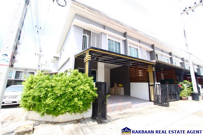 For SaleTownhomePathum Thani,Rangsit, Thammasat : For sale: Pruksa Ville 111 Rangsit - Workpoint, corner house (special price lower than cost) 24.5 sq m., 4 bedrooms, extended kitchen, ready to move in, lots of freebies