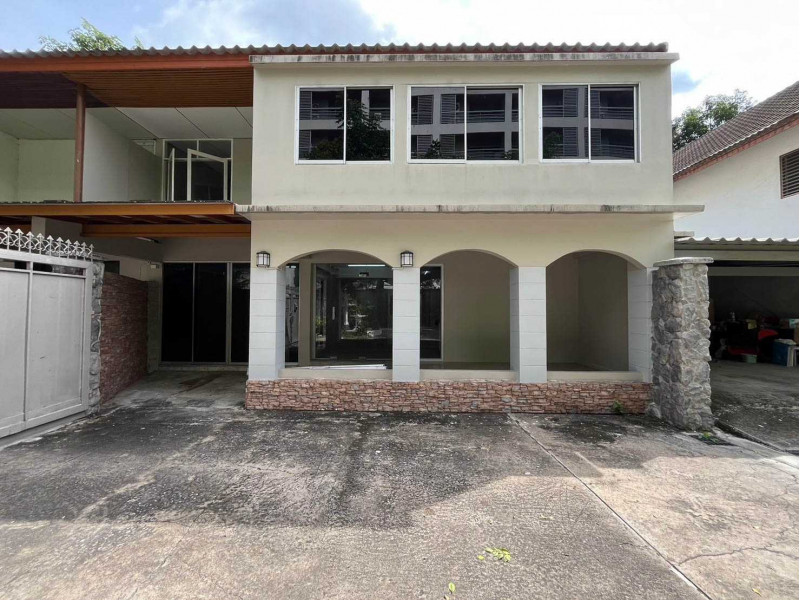 For RentHouseRama9, Petchburi, RCA : House for rent, next to Srinakharinwirot University, Soi Sukhumvit 31, suitable for a shop, 250 sq m.