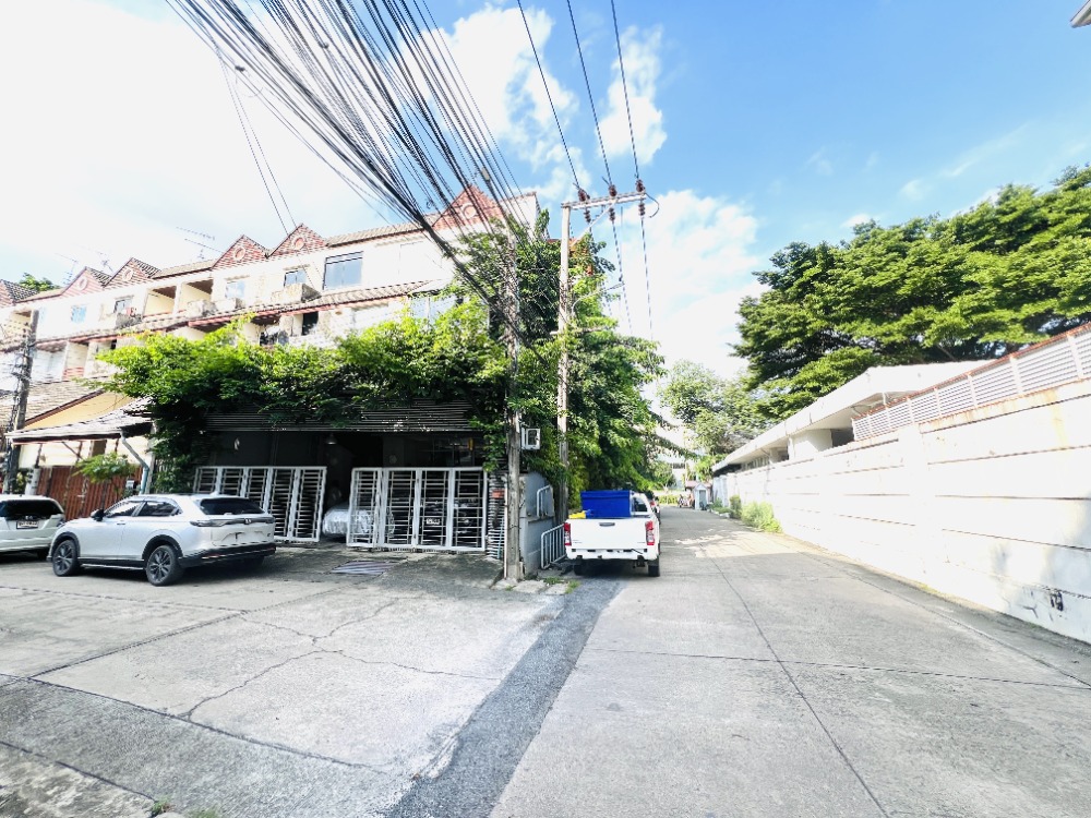 For SaleHome OfficePattanakan, Srinakarin : Commercial building for sale, Phatthanakan 44, near BTS Phatthanakan Intersection, corner building