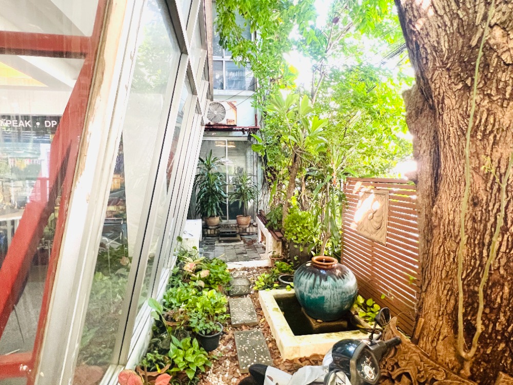 For SaleHome OfficePattanakan, Srinakarin : Commercial building for sale, Phatthanakan 44, near BTS Phatthanakan Intersection, corner building