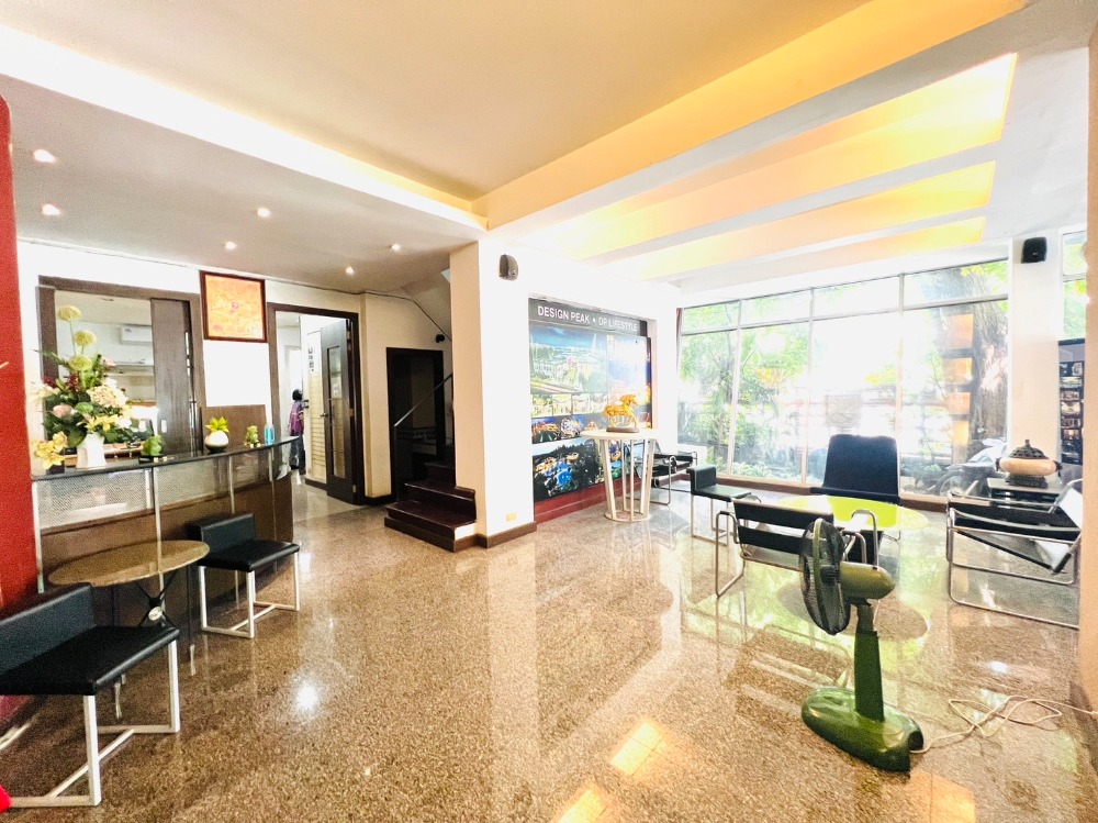 For SaleHome OfficePattanakan, Srinakarin : Commercial building for sale, Phatthanakan 44, near BTS Phatthanakan Intersection, corner building