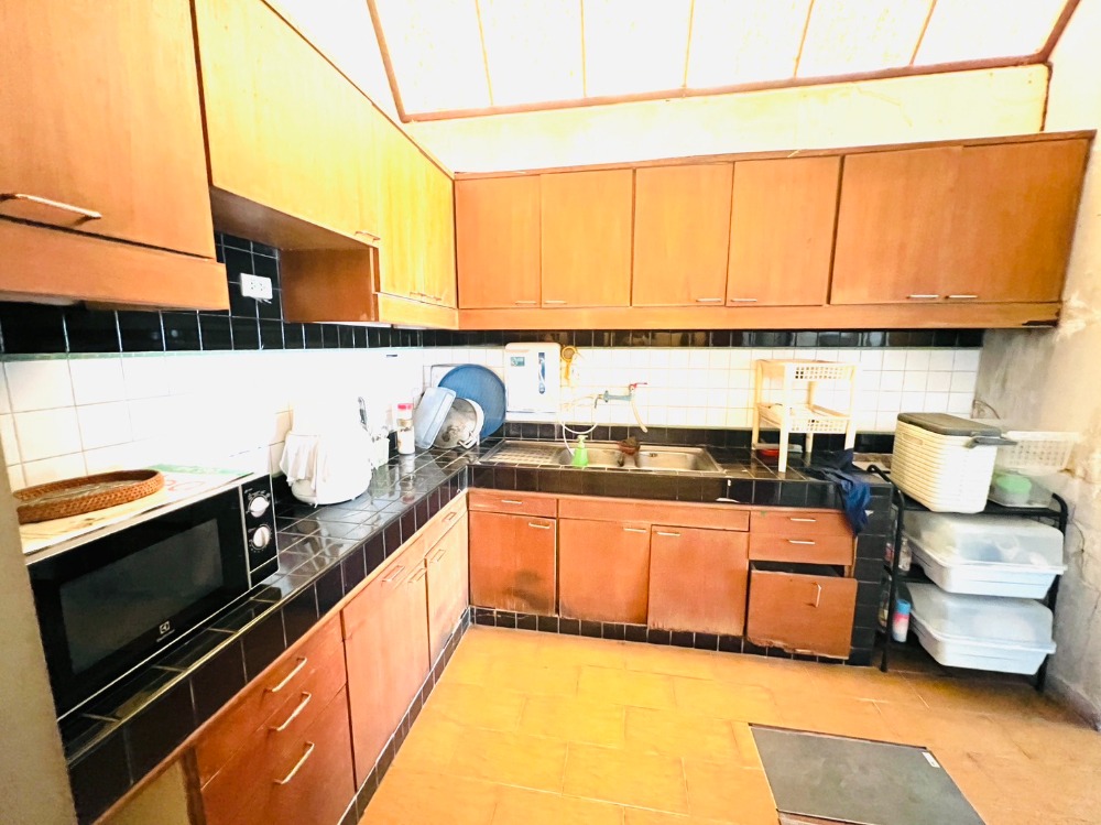 For SaleHome OfficePattanakan, Srinakarin : Commercial building for sale, Phatthanakan 44, near BTS Phatthanakan Intersection, corner building