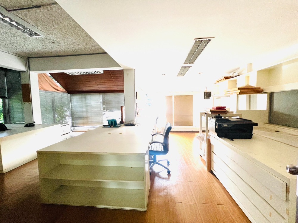 For SaleHome OfficePattanakan, Srinakarin : Commercial building for sale, Phatthanakan 44, near BTS Phatthanakan Intersection, corner building