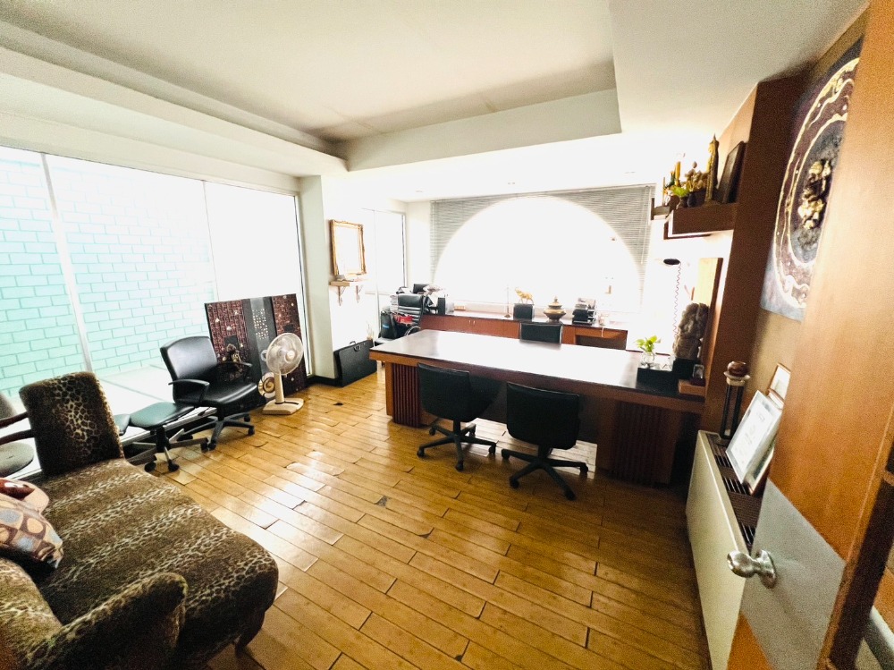 For SaleHome OfficePattanakan, Srinakarin : Commercial building for sale, Phatthanakan 44, near BTS Phatthanakan Intersection, corner building