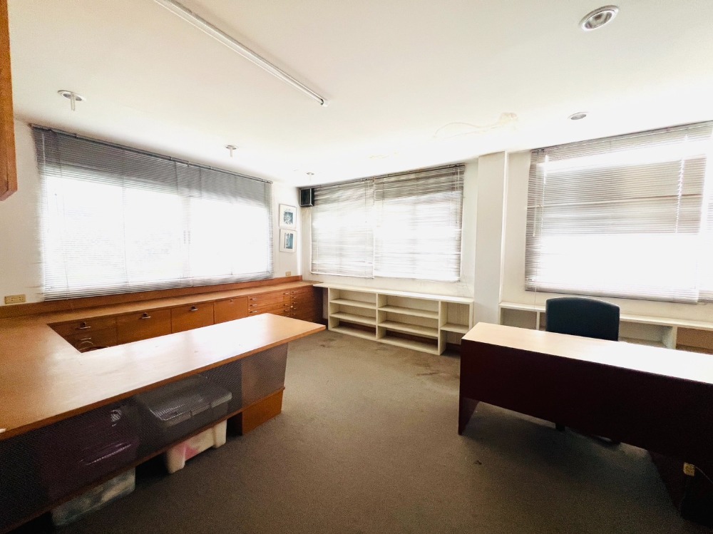 For SaleHome OfficePattanakan, Srinakarin : Commercial building for sale, Phatthanakan 44, near BTS Phatthanakan Intersection, corner building