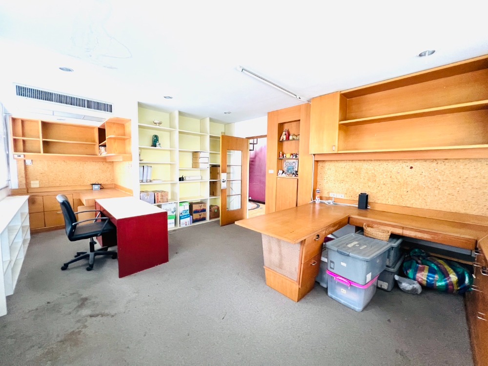 For SaleHome OfficePattanakan, Srinakarin : Commercial building for sale, Phatthanakan 44, near BTS Phatthanakan Intersection, corner building