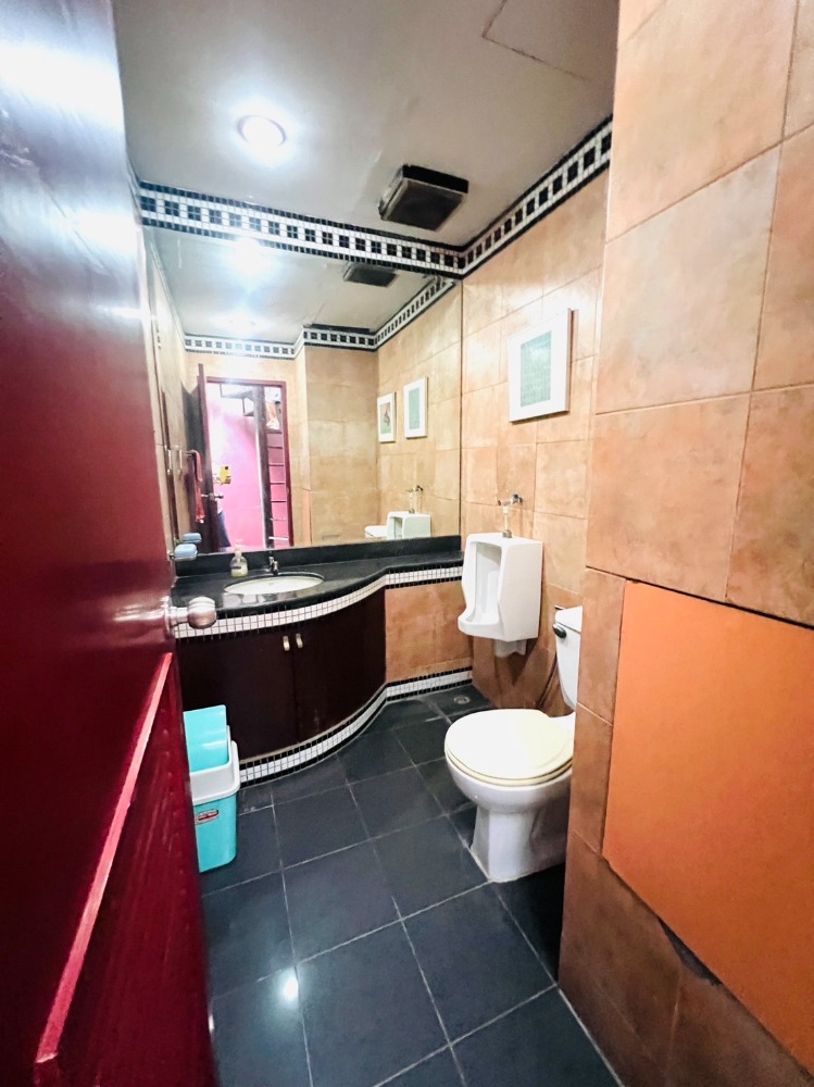 For SaleHome OfficePattanakan, Srinakarin : Commercial building for sale, Phatthanakan 44, near BTS Phatthanakan Intersection, corner building