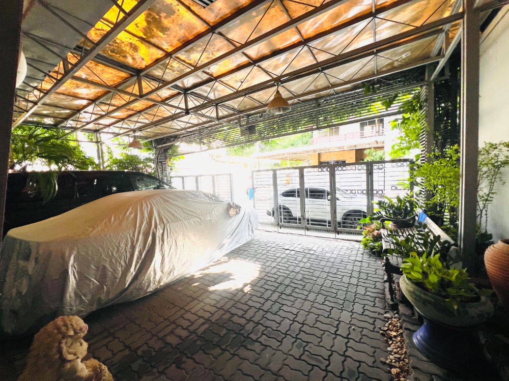 For SaleHome OfficePattanakan, Srinakarin : Commercial building for sale, Phatthanakan 44, near BTS Phatthanakan Intersection, corner building