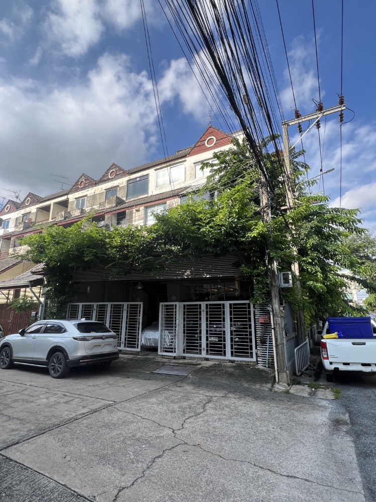 For SaleHome OfficePattanakan, Srinakarin : Commercial building for sale, Phatthanakan 44, near BTS Phatthanakan Intersection, corner building