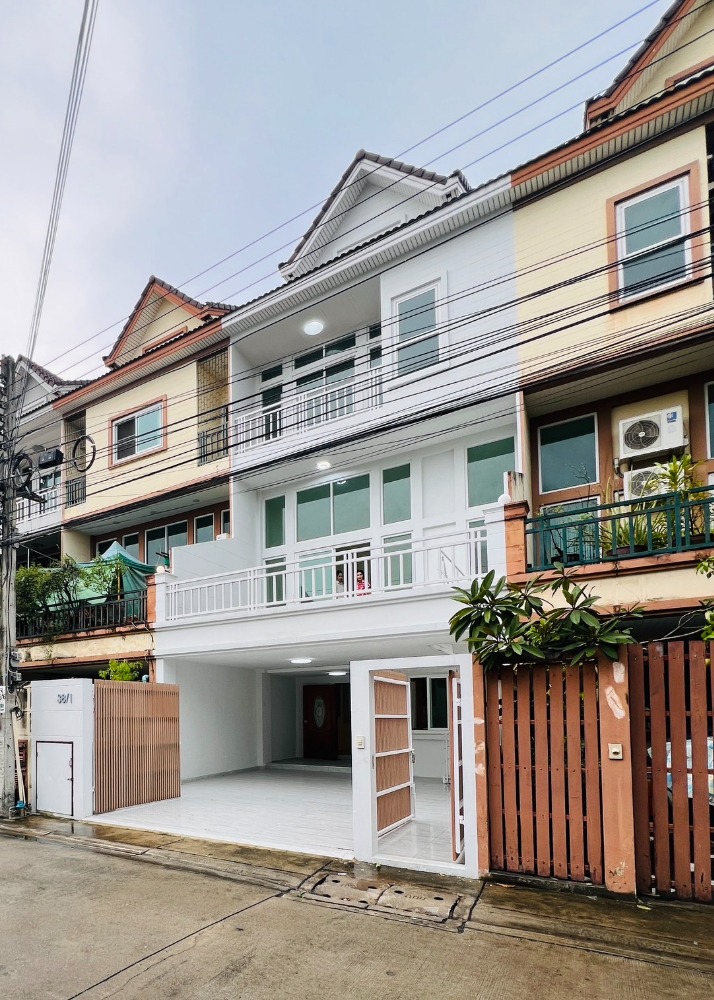For SaleTownhomeLadprao101, Happy Land, The Mall Bang Kapi : For sale: 3.5-storey townhouse, Lat Phrao 106, near MRT Chalongrat