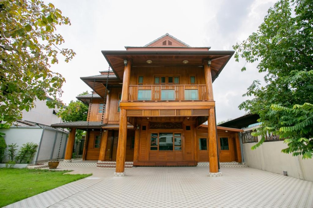 For RentHouseRatchadapisek, Huaikwang, Suttisan : 🌜⭐️🌛For rent: New house, teak house, Soi Watthana Niwet, MRT Sutthisan 1.7 km.