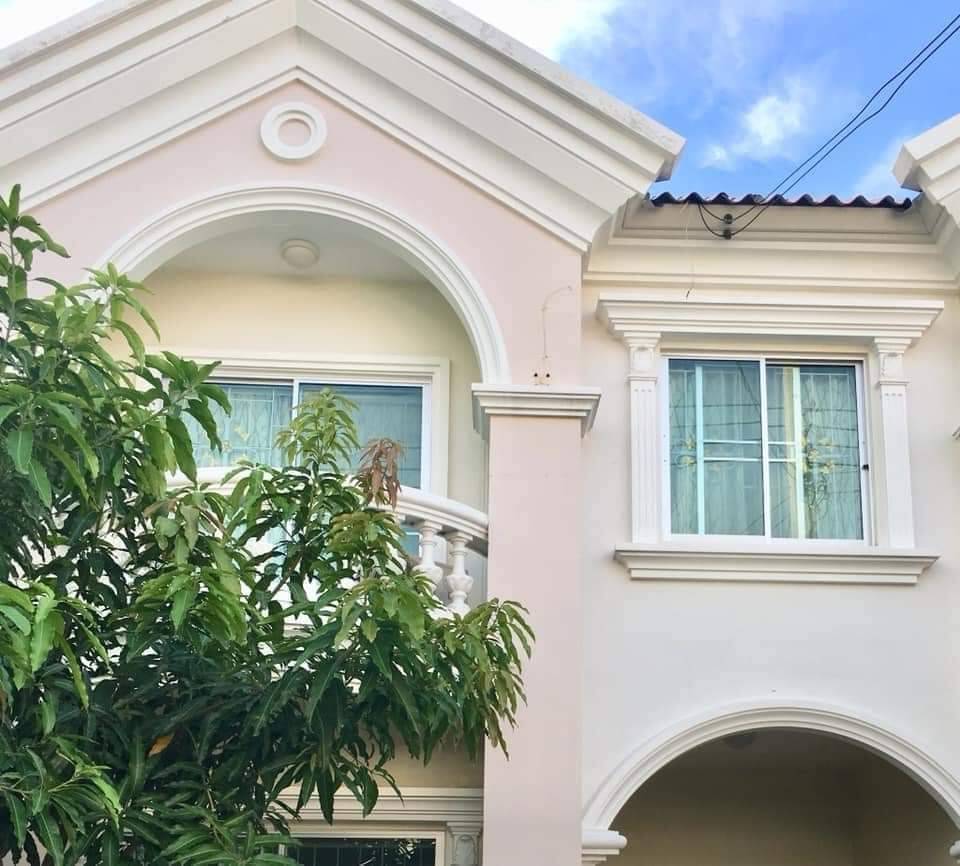 For RentTownhomeSamut Prakan,Samrong : Townhouse for rent, Nirun Ville 10, Bang Chalong - Suvarnabhumi Zone, near Thipkasorn Market, only 2 minutes away.