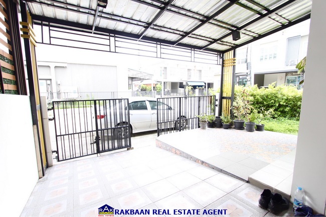 ขายทาวน์โฮมปทุมธานี รังสิต ธรรมศาสตร์ : ขายพฤกษาวิลล์ 111 รังสิต - เวิร์คพอยท์ หลังมุม (ราคาพิเศษต่ำกว่าทุน) 24.5 ตร.ว. 4 นอน ต่อเติมครัว พร้อมอยู่ ของแถมเพียบ