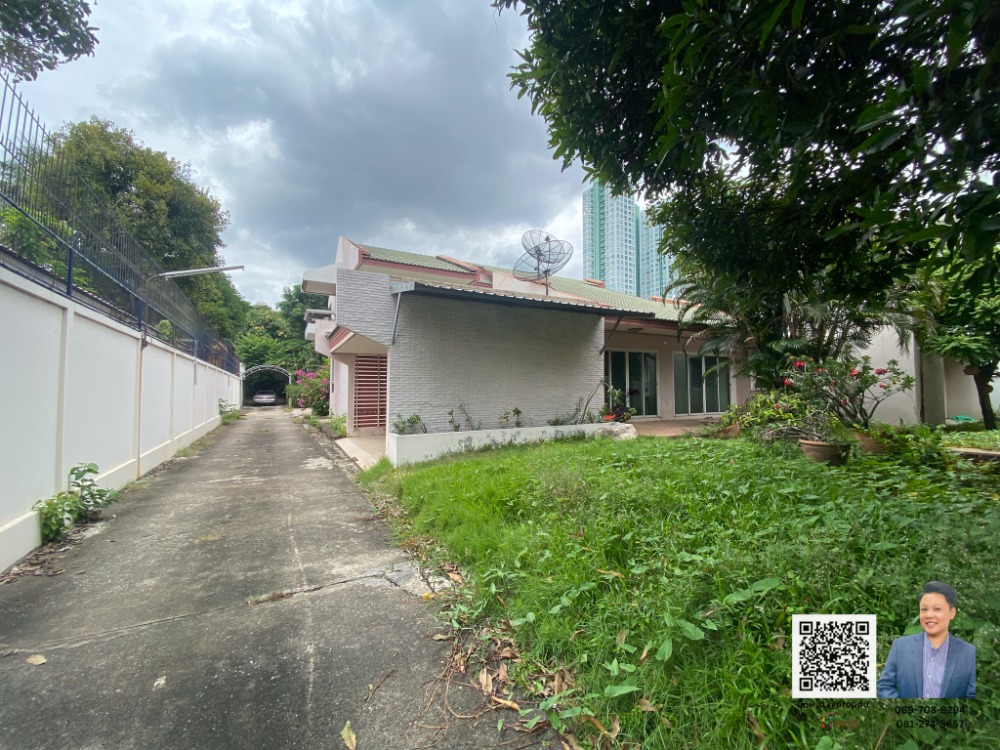 For SaleLandSathorn, Narathiwat : Land for Sale: 1 Rai with 2 Detached Houses in Narathiwas Soi 24, near Wat Phothi Man