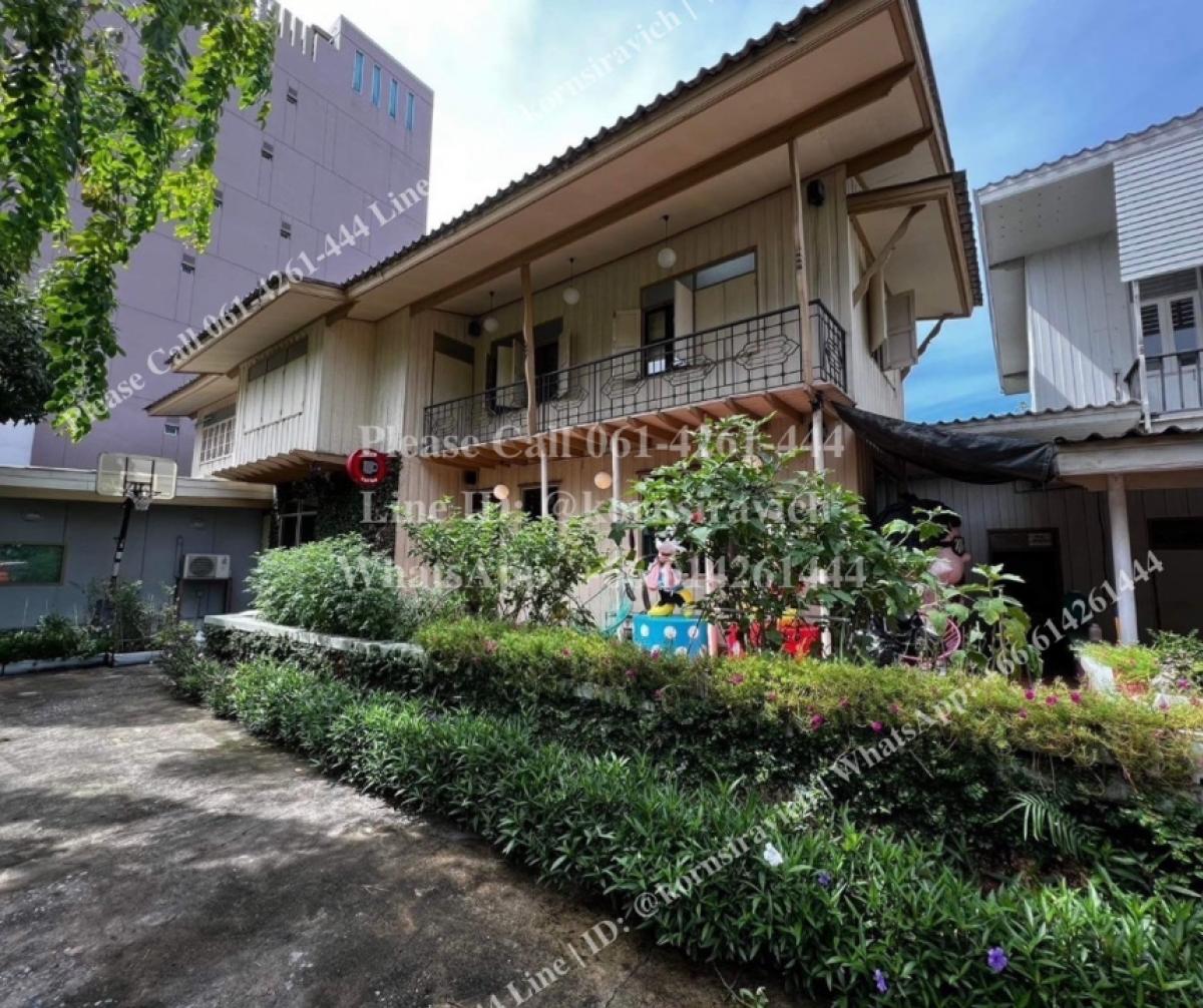 For RentRetail SpaceSukhumvit, Asoke, Thonglor : House for rent for business, on 140 square wah land, Soi Thonglor, Sukhumvit 55, business location, can be renovated, beautiful landscape, open wall, can be used as a parking lot