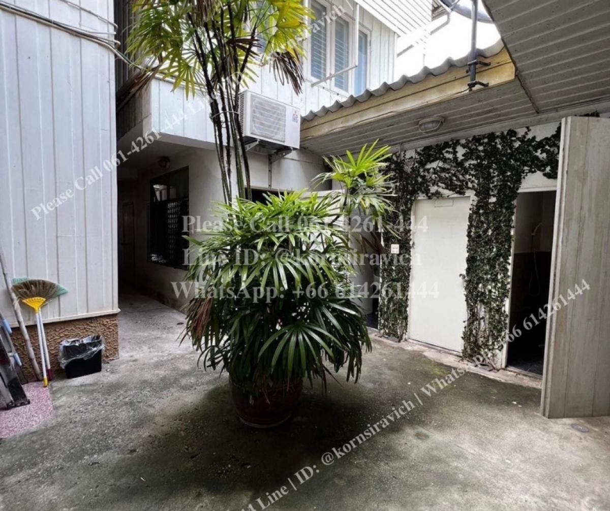 For RentRetail SpaceSukhumvit, Asoke, Thonglor : House for rent for business, on 140 square wah land, Soi Thonglor, Sukhumvit 55, business location, can be renovated, beautiful landscape, open wall, can be used as a parking lot