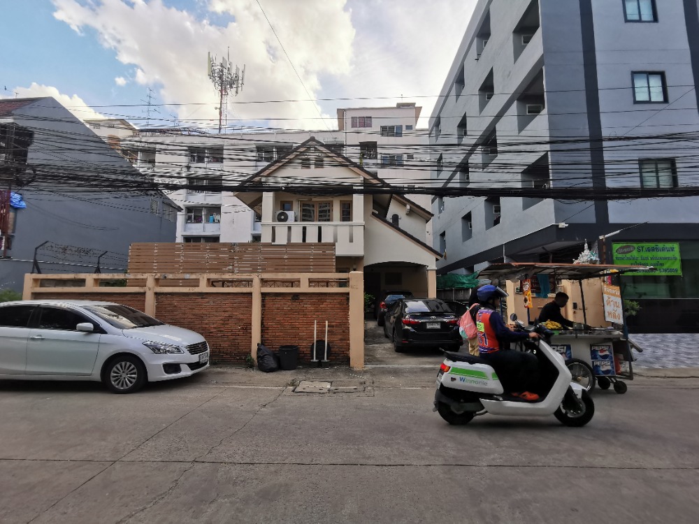 For SaleLandRamkhamhaeng, Hua Mak : Land for sale with house, business location, near 4-lane main road, behind Ramkhamhaeng (Rajamangala Stadium), near Makro, ABAC, Ramkhamhaeng University, through Rama 9