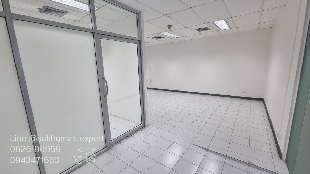 For RentRetail SpaceSukhumvit, Asoke, Thonglor : Asoke Intersection for rent, space for a shop, clinic, size 73 square meters, ceiling height 2.7 meters
