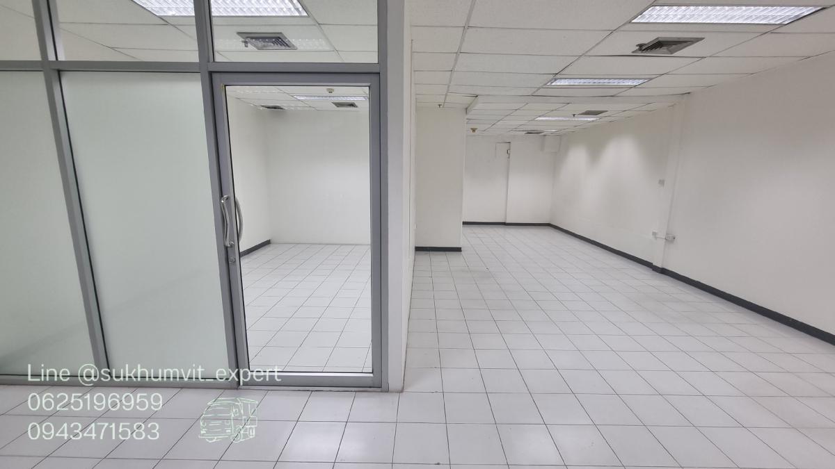 For RentRetail SpaceSukhumvit, Asoke, Thonglor : Asoke Intersection for rent, space for a shop, clinic, size 73 square meters, ceiling height 2.7 meters